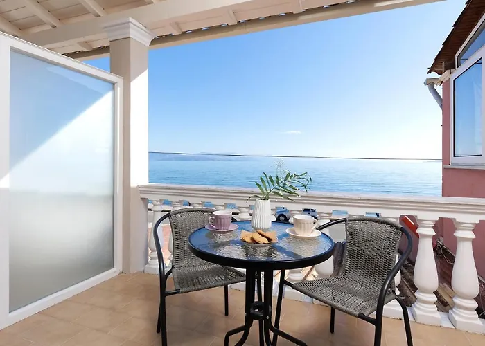 Marina Beachfront Apartment By Konnect, Ipsos